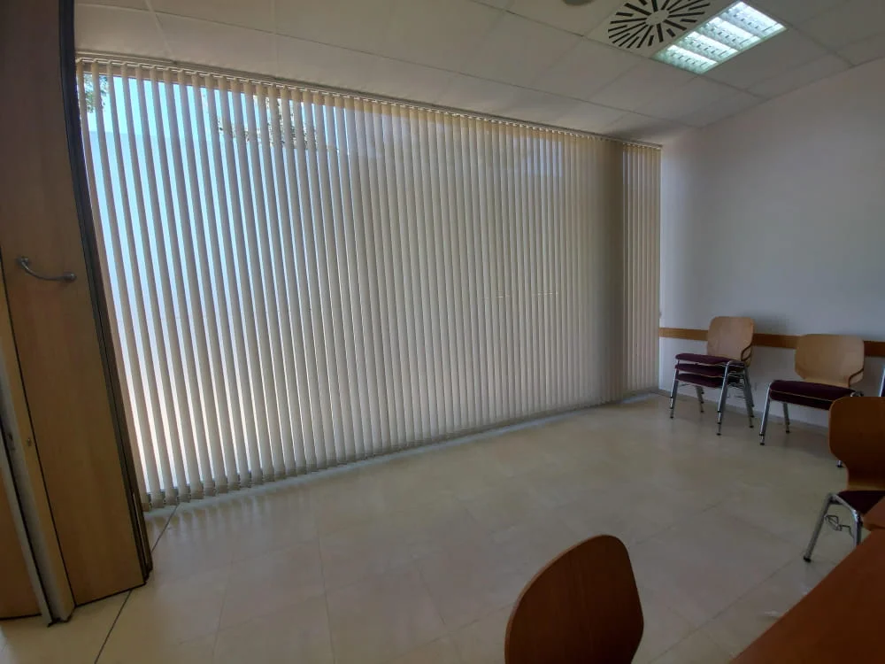 Cortina enrollable decorativa en Ibiza