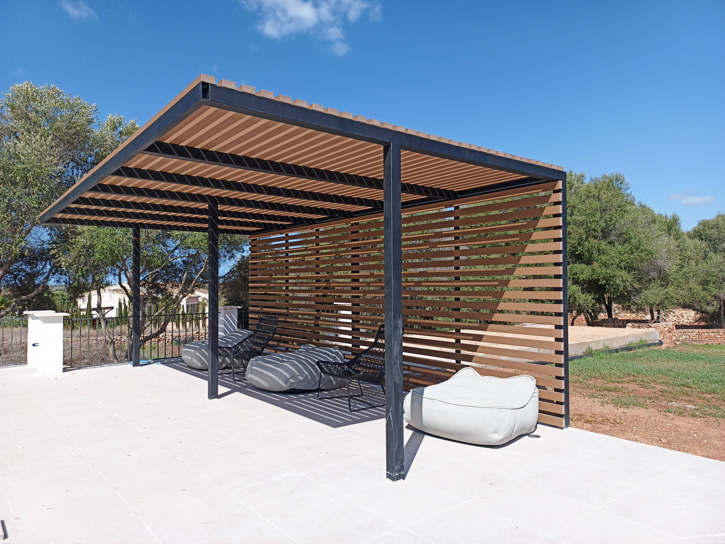 Pérgola de madera en jardín de Ibiza